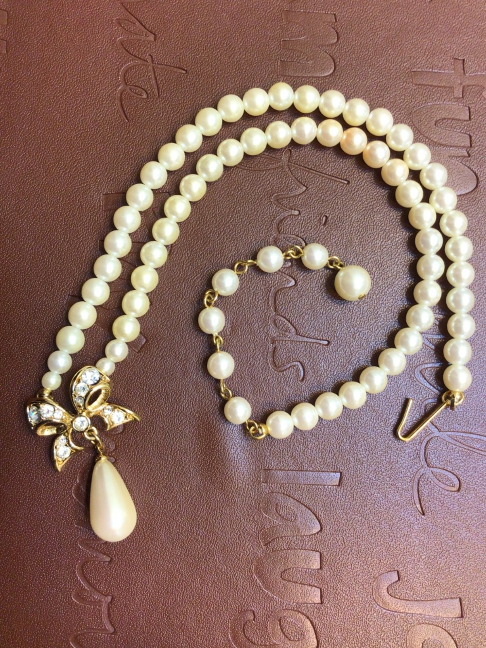 Vintage Faux Pearl Necklace Gold-tone Bow Clear Rhinestones Dangling Teardrop